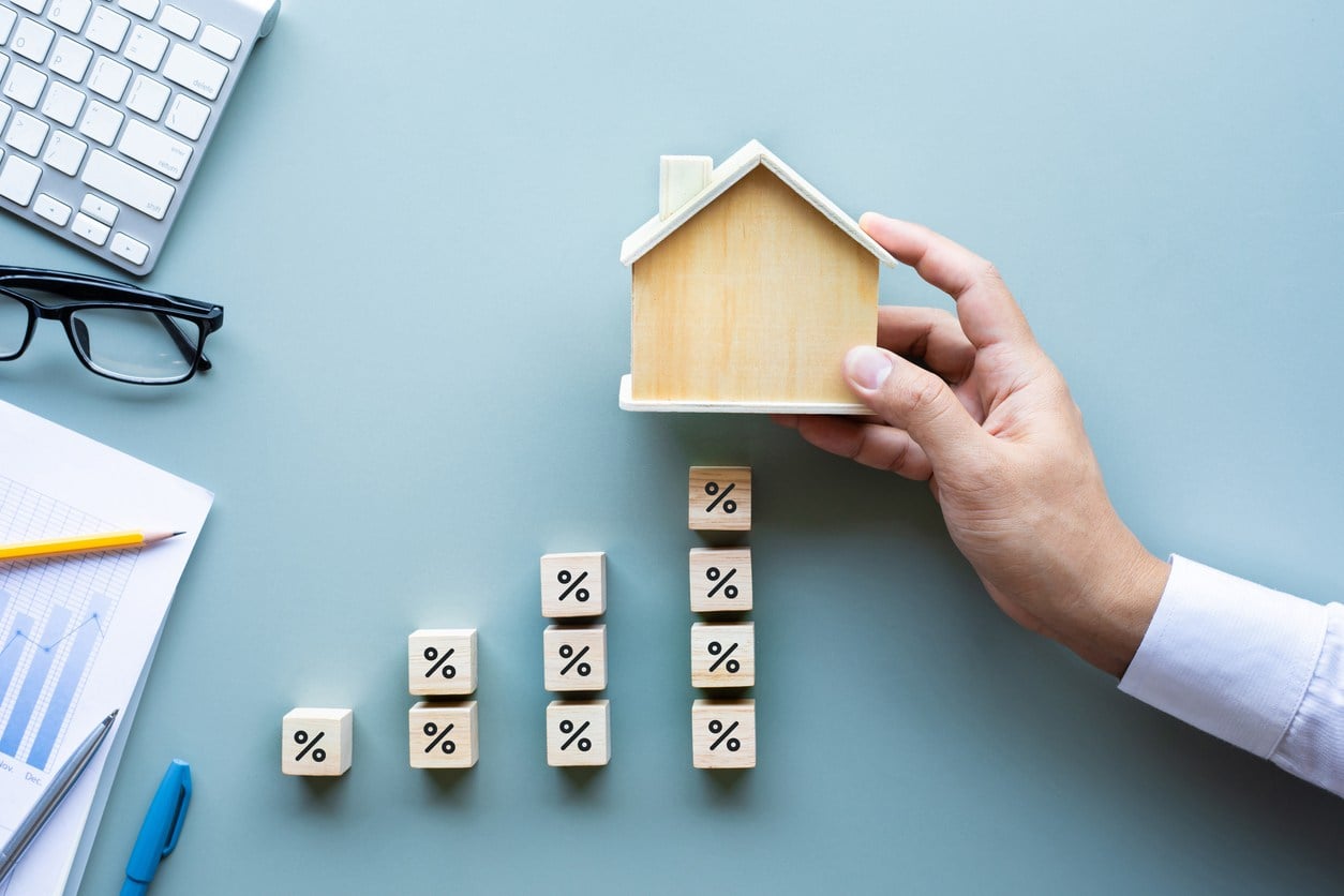Invertir en inmobiliario vs bolsa: ventajas y desventajas.